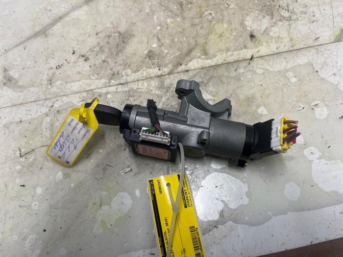 Kontaktslot+Sleutel van een Chevrolet Spark (M300) 1.2 16V 2010