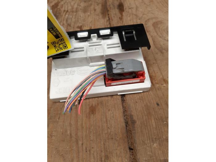 Gebruikte Display Interieur Renault Megane II (BM/CM) 1.6 16V Prijs € 4,99 Margeregeling aangeboden door Smeets Autos Venlo