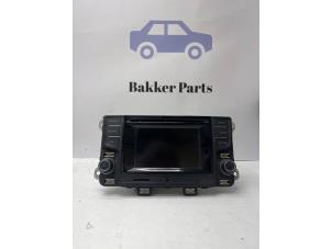 Gebruikte Radio CD Speler Volkswagen Polo V (6R) 1.0 12V BlueMotion Technology Prijs € 150,00 Margeregeling aangeboden door Bakker Parts