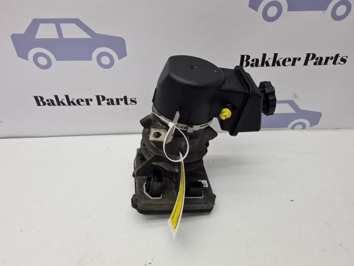 Stuurbekrachtiging Pomp van een Mercedes-Benz ML II (164/4JG) 3.0 ML-300 CDI 4-Matic V6 24V 2010