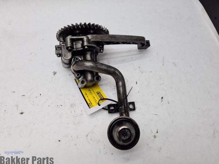 Gebruikte Oliepomp Volkswagen Multivan T5 (7E/7HC/7HF/7HM) 2.5 TDi 4Motion Prijs € 50,00 Margeregeling aangeboden door Bakker Parts