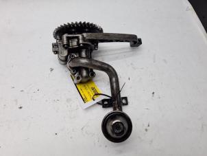 Gebruikte Oliepomp Volkswagen Multivan T5 (7E/7HC/7HF/7HM) 2.5 TDi 4Motion Prijs € 50,00 Margeregeling aangeboden door Bakker Parts