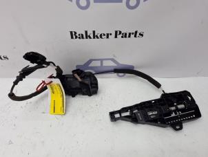 Gebruikte Portierslot Mechaniek 4Deurs rechts-achter Renault Captur (2R) 0.9 Energy TCE 12V Prijs € 40,00 Margeregeling aangeboden door Bakker Parts