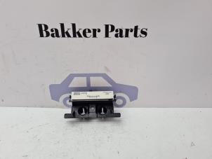 Gebruikte Antenne Renault Captur (2R) 1.2 TCE 16V EDC Prijs € 20,00 Margeregeling aangeboden door Bakker Parts