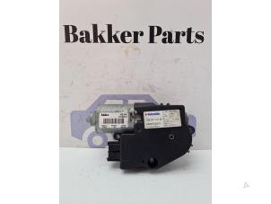 Gebruikte Schuifdak Motor Volkswagen Polo V (6R) 1.2 12V BlueMotion Technology Prijs € 90,00 Margeregeling aangeboden door Bakker Parts