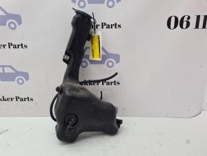 Gebruikte Ruitensproeiertank voor Mercedes C (C204) 1.8 C-180 CGI 16V BlueEfficiency Prijs € 30,00 Margeregeling aangeboden door Bakker Parts