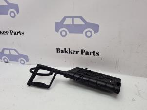 Gebruikte Bekerhouder Saab 9-3 Sport Estate (YS3F) 1.9 TiD Prijs € 75,00 Margeregeling aangeboden door Bakker Parts