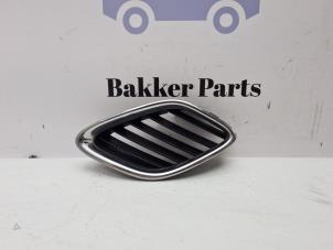 Gebruikte Grille Saab 9-3 Sport Estate (YS3F) 1.9 TiD Prijs € 20,00 Margeregeling aangeboden door Bakker Parts