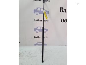 Gebruikte Gasdemper Motorkap links Opel Crossland (X) 1.2 Turbo 12V Prijs € 20,00 Margeregeling aangeboden door Bakker Parts