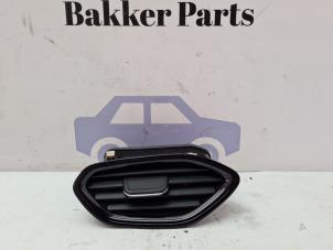 Gebruikte Luchtrooster Dashboard Opel Crossland (X) 1.2 Turbo 12V Prijs € 20,00 Margeregeling aangeboden door Bakker Parts