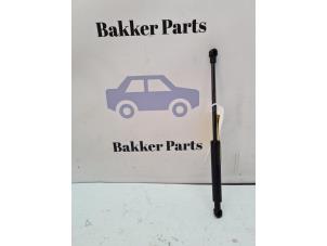 Gebruikte Kofferdekseldemper links-achter Volkswagen Touareg (7LA/7L6) 5.0 TDI V10 Prijs € 15,00 Margeregeling aangeboden door Bakker Parts