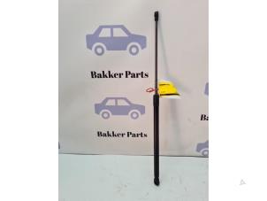 Gebruikte Kofferdekseldemper links-achter Seat Ibiza IV (6J5) 1.2 TDI Ecomotive Prijs € 15,00 Margeregeling aangeboden door Bakker Parts