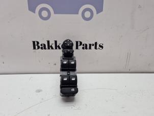 Gebruikte Raam schakelaar elektrisch Opel Crossland (X) 1.2 Turbo 12V Prijs € 40,00 Margeregeling aangeboden door Bakker Parts