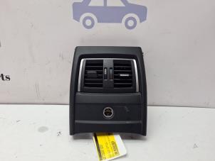 Gebruikte Luchtrooster achter BMW 3 serie (F30) 318i 1.5 TwinPower Turbo 12V Prijs € 40,00 Margeregeling aangeboden door Bakker Parts