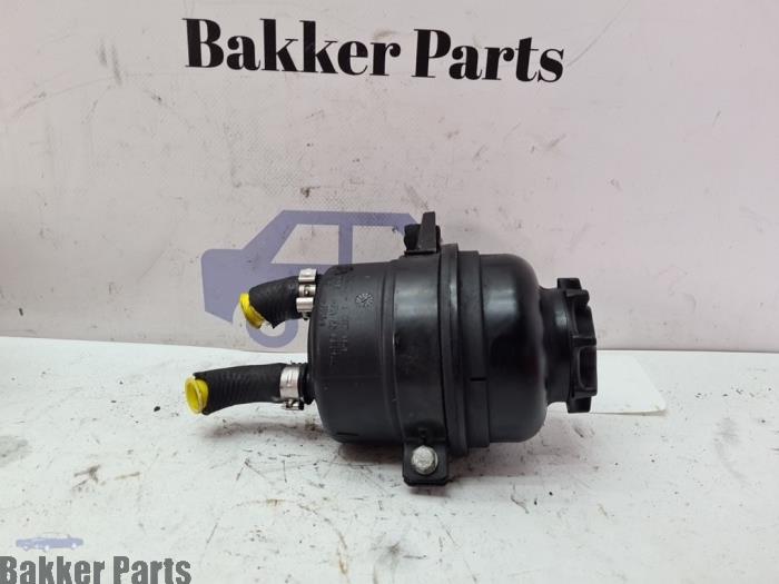 Gebruikte Servo Oliereservoir BMW 1 serie (E87/87N) 116i 1.6 16V Prijs € 20,00 Margeregeling aangeboden door Bakker Parts