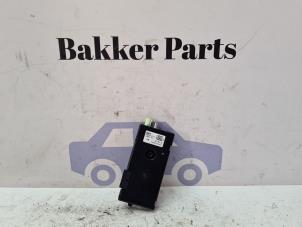 Gebruikte Antenne Versterker BMW 3 serie (F30) 318i 1.5 TwinPower Turbo 12V Prijs € 30,00 Margeregeling aangeboden door Bakker Parts