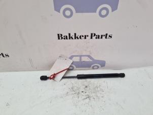 Gebruikte Gasveer links-achter Volkswagen Up! (121) 1.0 12V 60 Prijs € 15,00 Margeregeling aangeboden door Bakker Parts