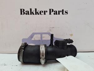 Gebruikte Luchtinlaat slang Ford B-Max (JK8) 1.0 EcoBoost 12V 125 Prijs € 30,00 Margeregeling aangeboden door Bakker Parts