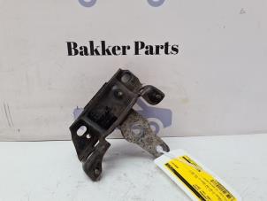 Gebruikte Versnellingsbak Steun Ford B-Max (JK8) 1.0 EcoBoost 12V 125 Prijs € 25,00 Margeregeling aangeboden door Bakker Parts