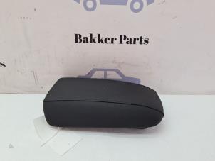 Gebruikte Armleuning Volvo V40 (MV) 1.6 T3 GTDi 16V Prijs € 50,00 Margeregeling aangeboden door Bakker Parts