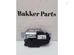 Gebruikte Schuifdak Motor Volkswagen Scirocco (137/13AD) 1.4 TSI 160 16V Prijs € 90,00 Margeregeling aangeboden door Bakker Parts