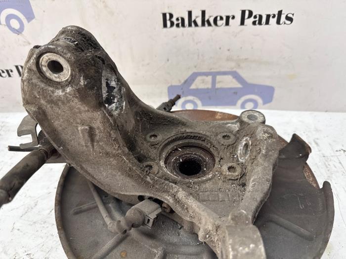 Fusee links-voor van een Volkswagen Passat Variant (3C5) 2.0 TDI 140 4Motion 2008