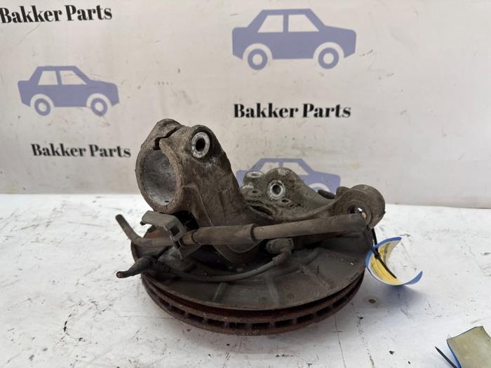 Fusee links-voor van een Volkswagen Passat Variant (3C5) 2.0 TDI 140 4Motion 2008