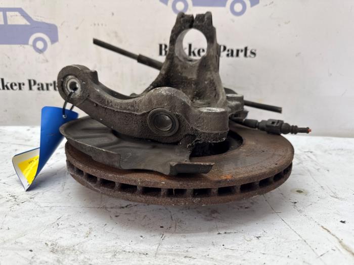 Fusee links-voor van een Volkswagen Passat Variant (3C5) 2.0 TDI 140 4Motion 2008