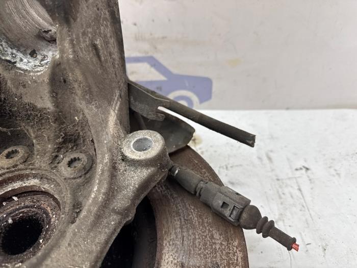 Fusee links-voor van een Volkswagen Passat Variant (3C5) 2.0 TDI 140 4Motion 2008