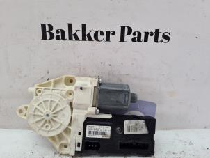 Gebruikte Motor electrisch raam Renault Laguna III Estate (KT) 2.0 dCi 16V 130 Prijs € 45,00 Margeregeling aangeboden door Bakker Parts
