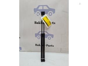 Gebruikte Gasdemperset Achterklep Kia Picanto (JA) 1.0 12V Prijs € 30,00 Margeregeling aangeboden door Bakker Parts