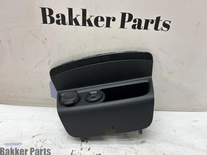 Gebruikte AUX/USB aansluiting Peugeot 2008 (CU) 1.6 Blue HDi 75 Prijs € 15,00 Margeregeling aangeboden door Bakker Parts