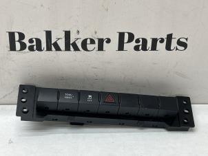 Gebruikte Schakelaar Paniekverlichting Dodge Ram 1500 (DS/DJ/D2) 5.7 V8 Hemi 1500 4x2 Prijs € 75,00 Margeregeling aangeboden door Bakker Parts