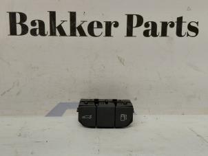 Gebruikte Schakelaar achterklep Peugeot 508 SW (8E/8U) 1.6 THP 16V Prijs € 12,50 Margeregeling aangeboden door Bakker Parts