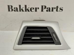 Gebruikte Luchtrooster Dashboard BMW 3 serie (F30) 320i 2.0 16V Prijs € 20,00 Margeregeling aangeboden door Bakker Parts