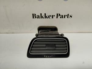 Gebruikte Luchtrooster Dashboard Volkswagen Golf VII (AUA) 2.0 TDI 16V Prijs € 15,00 Margeregeling aangeboden door Bakker Parts