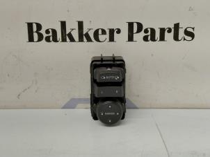 Gebruikte Spiegel Schakelaar Hyundai i30 (PDEB5/PDEBB/PDEBD/PDEBE) 1.0 T-GDI 12V Prijs € 35,00 Margeregeling aangeboden door Bakker Parts