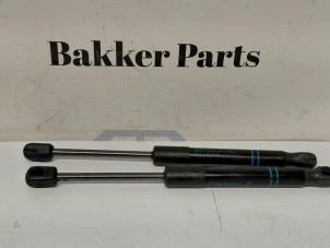 Gebruikte Gasdemper Motorkap Set BMW 4 serie Gran Coupe (F36) 420i 2.0 TwinPower Turbo 16V Prijs € 20,00 Margeregeling aangeboden door Bakker Parts