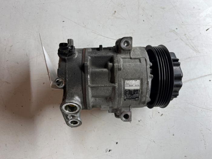 Gebruikte Aircopomp Opel Corsa E 1.0 SIDI Turbo 12V Prijs € 65,00 Margeregeling aangeboden door JCR Janssen Car Recycling