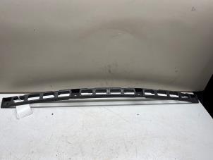 Gebruikte Bumperlijst midden-achter Volkswagen Polo V (6R) 1.0 12V BlueMotion Technology Prijs € 7,99 Margeregeling aangeboden door JCR Janssen Car Recycling