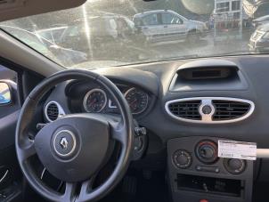 Gebruikte Dashboard Renault Clio III (BR/CR) 1.6 16V GT Prijs € 100,00 Margeregeling aangeboden door JCR Janssen Car Recycling