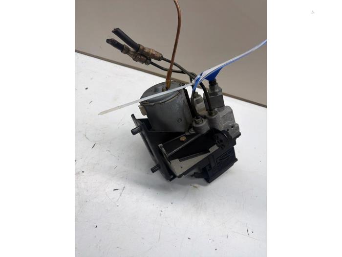 Gebruikte ABS Pomp BMW 5 serie (E39) 523i 24V Prijs € 25,00 Margeregeling aangeboden door JCR Janssen Car Recycling