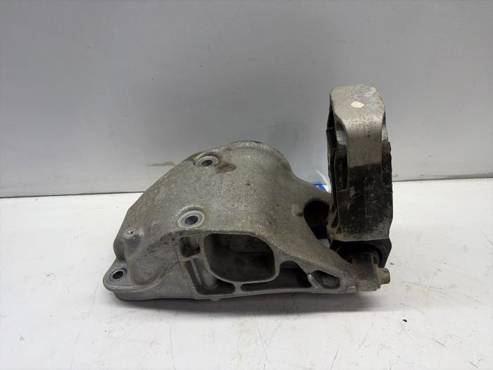 Gebruikte Versnellingsbak Steun Mercedes CLA (117.3) 1.6 CLA-180 16V Prijs € 19,95 Margeregeling aangeboden door JCR Janssen Car Recycling