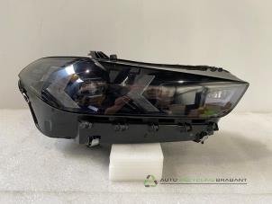 Gebruikte Koplamp rechts BMW X5 (G05) M60i xDrive 4.4i V8 32V Mild Hybrid Prijs € 1.150,00 Margeregeling aangeboden door Auto Recycling Brabant
