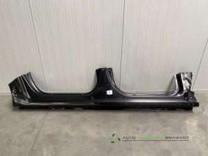 Gebruikte Dorpel rechts Dacia Jogger 1.0 TCe 100 Bi-Fuel , ECO-G 12V Prijs € 350,00 Inclusief btw aangeboden door Auto Recycling Brabant