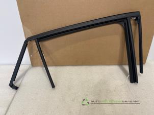 Gebruikte Raamrubber Achter Peugeot 2008 (UD/UK/UR/US/UX) Prijs € 49,59 Margeregeling aangeboden door Auto Recycling Brabant