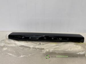 Gebruikte Sierlijst achterklep Peugeot 2008 (UD/UK/UR/US/UX) Prijs € 80,01 Inclusief btw aangeboden door Auto Recycling Brabant