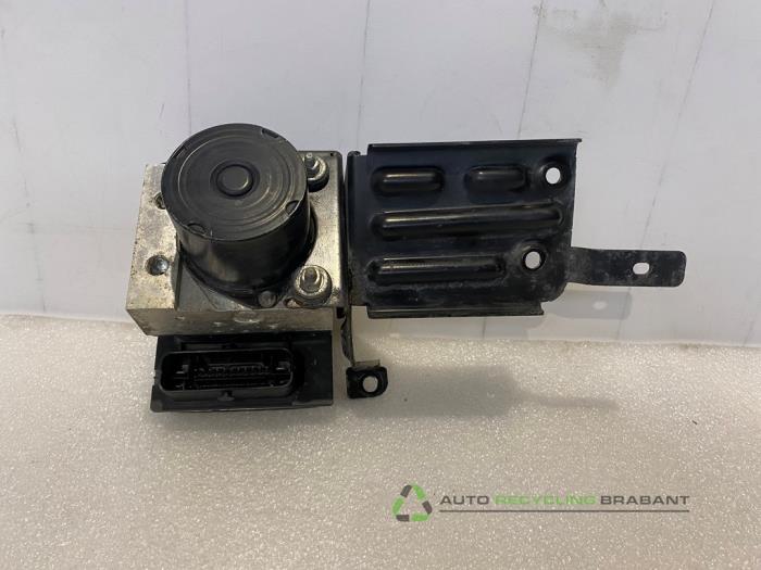 ABS Pomp van een Volkswagen Polo V (6R) 1.4 16V 2010