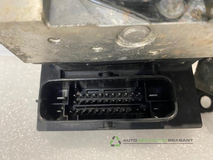 ABS Pomp van een Volkswagen Polo V (6R) 1.4 16V 2010