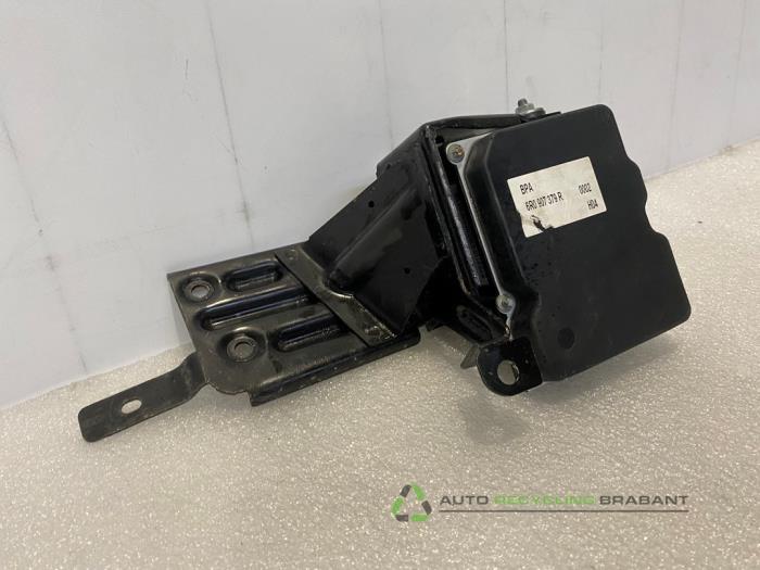 ABS Pomp van een Volkswagen Polo V (6R) 1.4 16V 2010